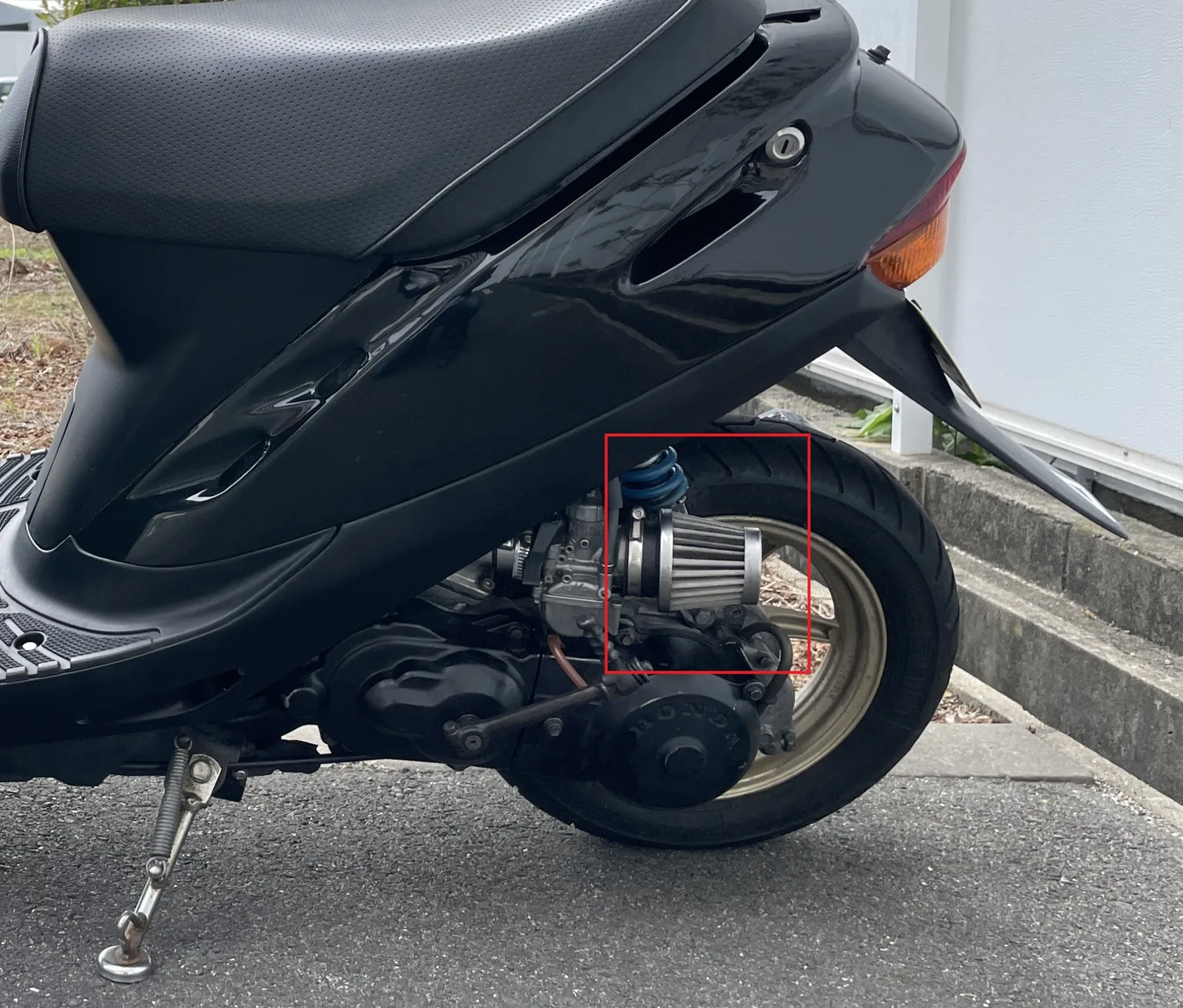 AF27のキャブレターへ直接取り付けた露出型パワーフィルター