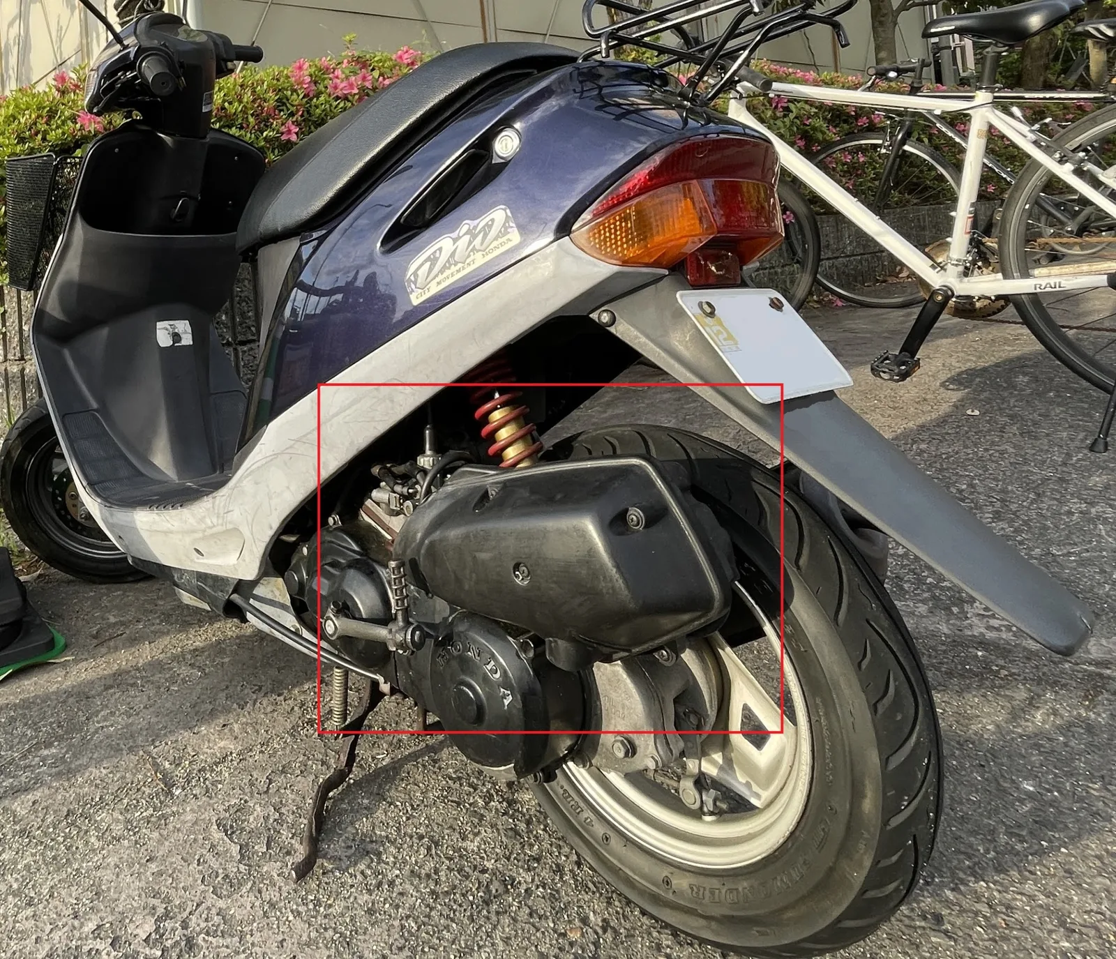 AF27の車体左側に取り付けられた純正エアクリーナーボックス