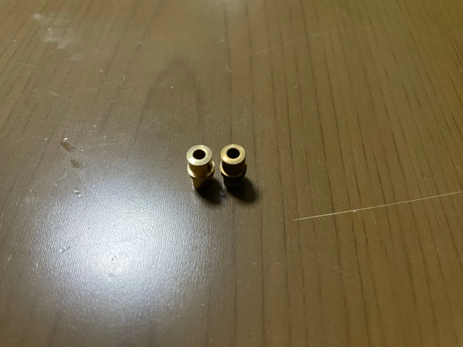PE24の使用済みニードルジェットと新品の比較。摩耗で穴の大きさが違って見える