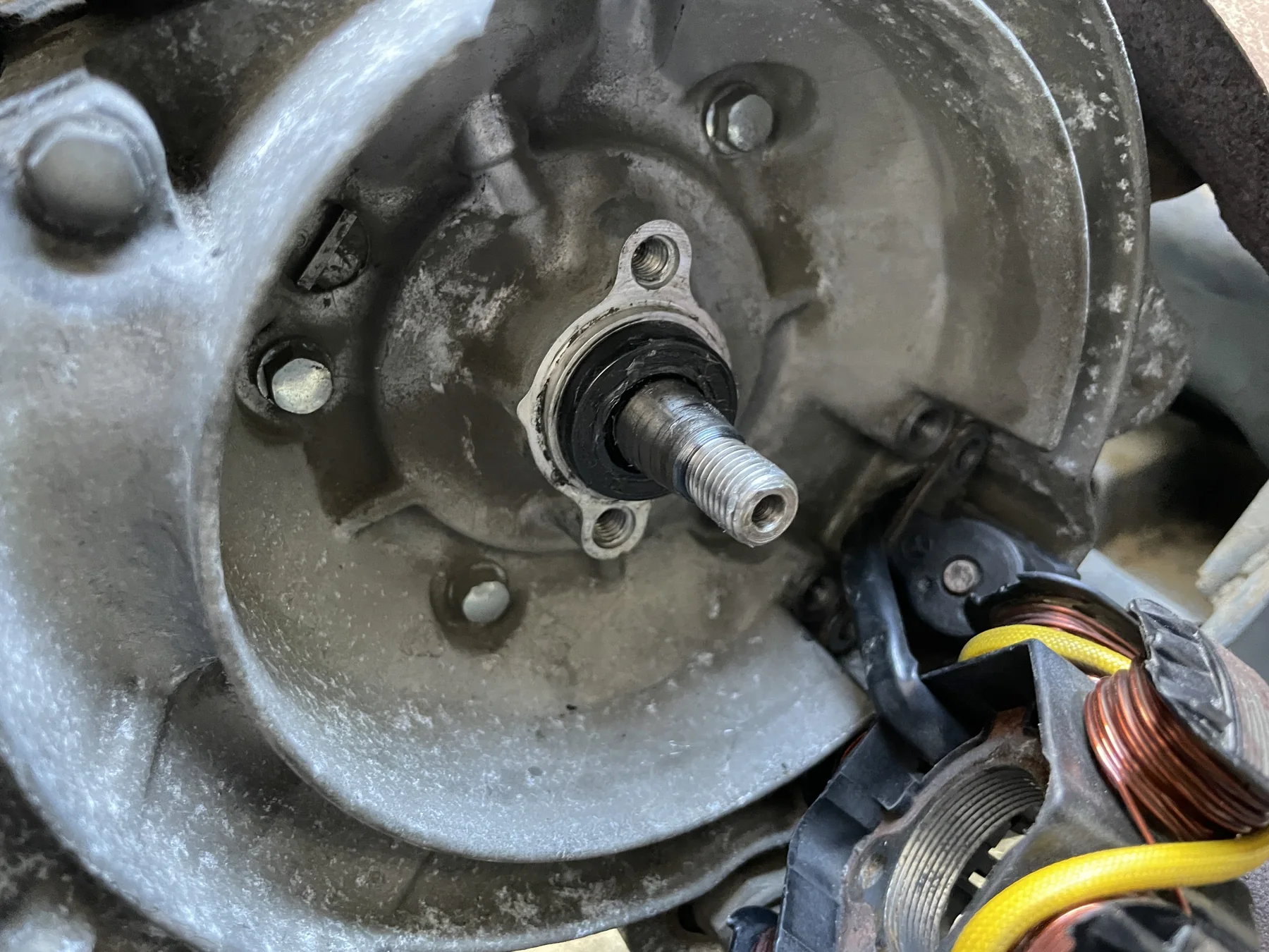 AF27の新品クランクシールを取り付ける前の作業