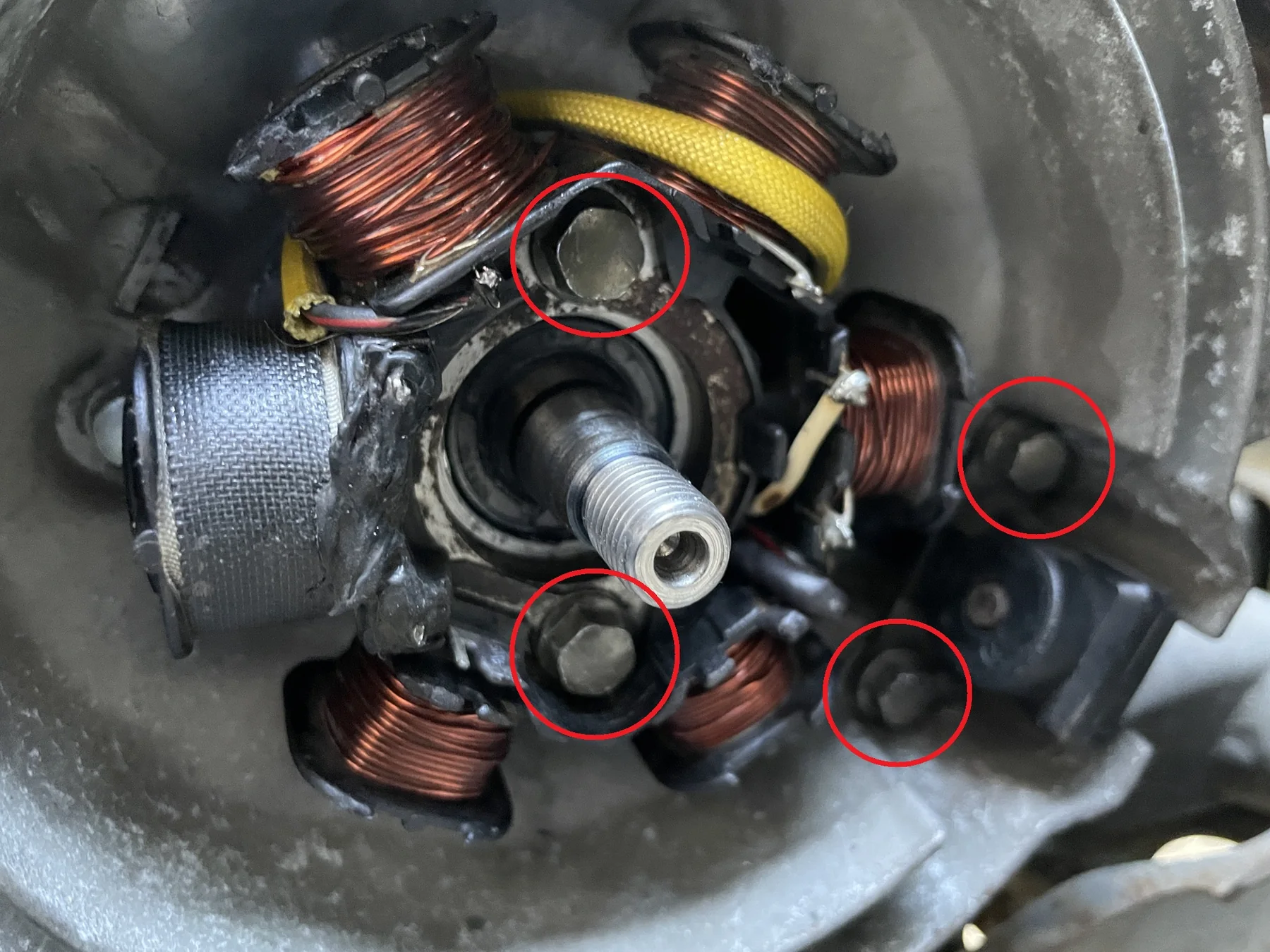AF27のフライホイールを外し、ステーターコイルの固定部を示した状態