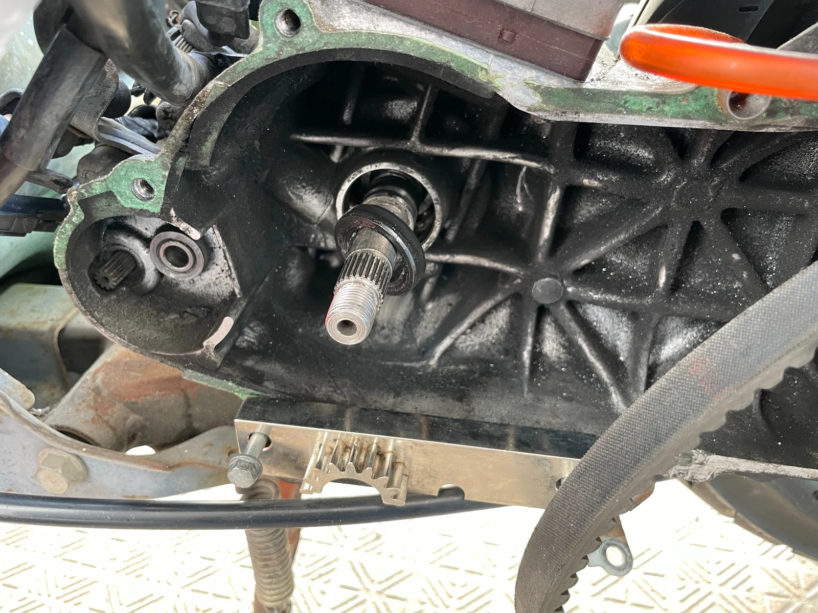 AF27の駆動ケース内でクランク軸から外れていたクランクシール